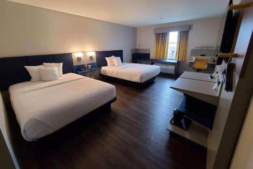 Кровать или кровати в номере Microtel Inn & Suites by Wyndham Milford