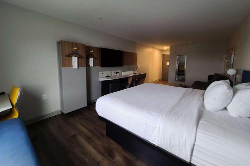 Кухня или мини-кухня в Microtel Inn & Suites by Wyndham Milford

