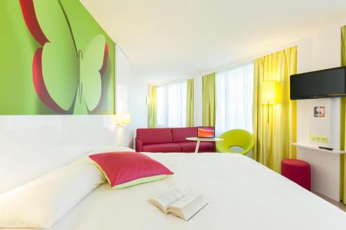 Postel nebo postele na pokoji v ubytování ibis Styles Bordeaux Saint Médard