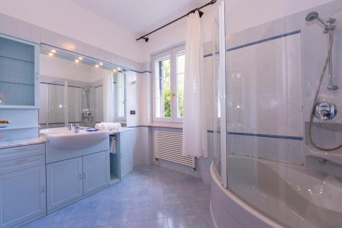 Koupelna v ubytování La Casetta Sull'Albero 900m from the sea - Happy Rentals