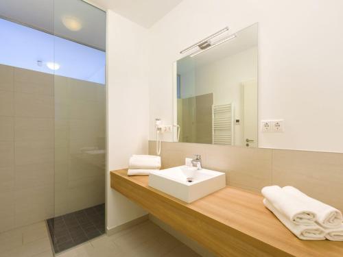 łazienka z umywalką i lustrem w obiekcie Relaxing Apartment Stay in Zsira w mieście Zsira