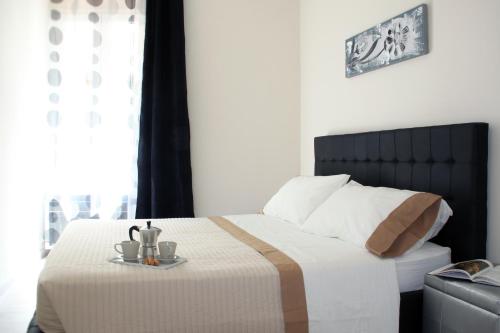 Un dormitorio con una cama y una bandeja. en Sant'Antonino Apartment, en Florencia