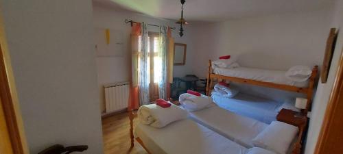 a room with two bunk beds and a window at El Mijares in Olba