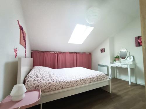 a bedroom with a bed and a table with a mirror at Magnifique duplex 3 chambres proche centre-ville et gare Chemin du Barrage in Châlons-en-Champagne