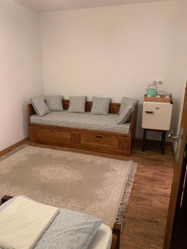 Postel nebo postele na pokoji v ubytování Százesztendős Révészház Apartman