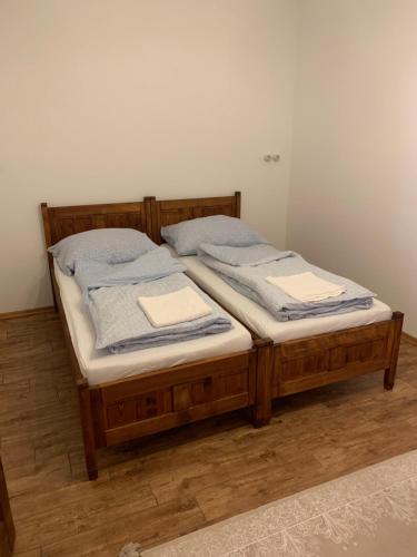 Postel nebo postele na pokoji v ubytování Százesztendős Révészház Apartman