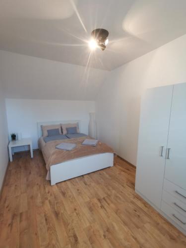 Кровать или кровати в номере Tina Apartman