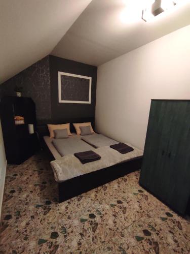 Кровать или кровати в номере Tina Apartman