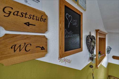 a room with two signs on the wall at Gästehaus Arracher Hof in Arrach