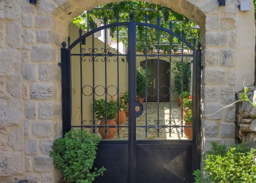 an entrance gate to a house with plants at Villa Lucas in Melidhónion