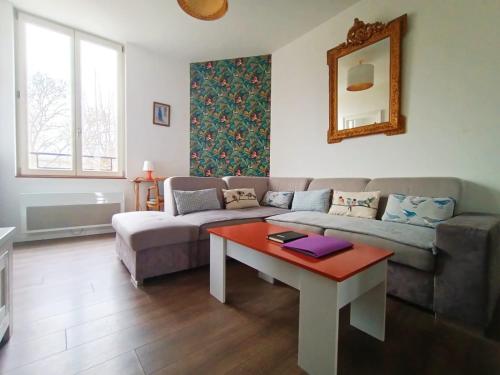 - un salon avec un canapé et une table dans l'établissement Magnifique appartement proche centre-ville et gare chemin du barrage, à Châlons-en-Champagne