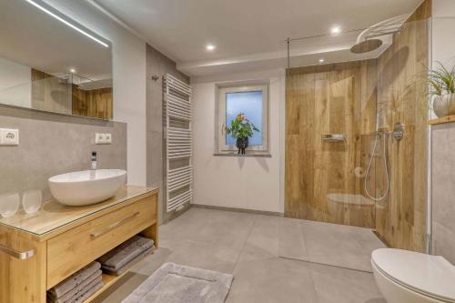 a bathroom with a sink and a toilet and a shower at Ferienwohnung Lankl im Bayerischen Wald in Röhrnbach
