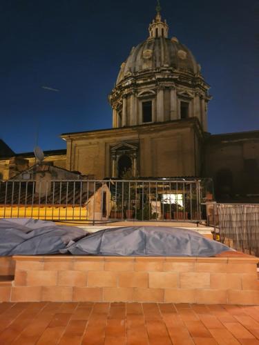 un bâtiment avec une tour d'horloge devant lui dans l'établissement Paradise Penthouse Suite Amazing View, à Rome