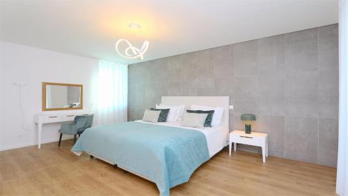 Postel nebo postele na pokoji v ubytování Villa Sadler- Clever Details, Central Vilamoura, Sleeps 6, luxury, walking distance