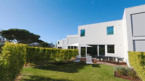 Villa Sadler- Clever Details, Central Vilamoura, Sleeps 6, luxury, walking distance