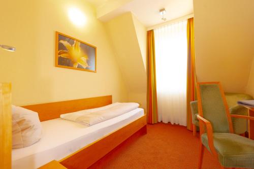 Postel nebo postele na pokoji v ubytování Parkhotel Traunstein
