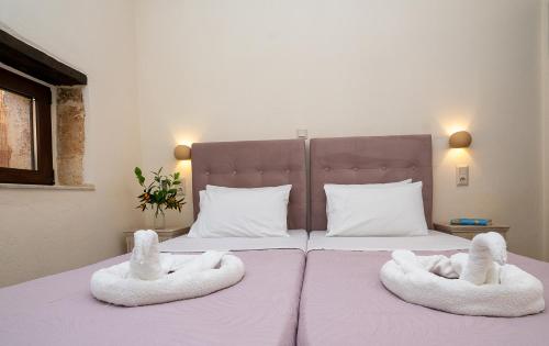 a bedroom with two white towels on a bed at Villa Lucas in Melidhónion