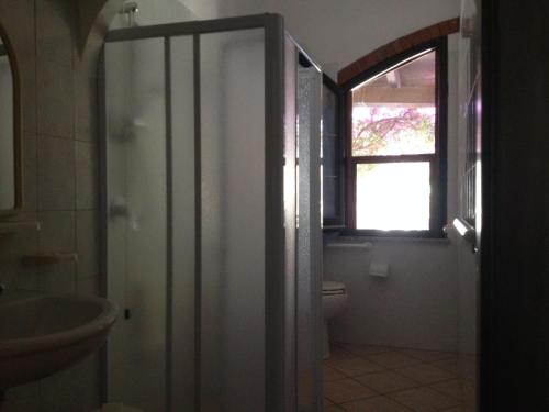 サンタンナ・アッレージにあるIl Ruscelloのバスルーム(シャワー、トイレ付)、窓が備わります。