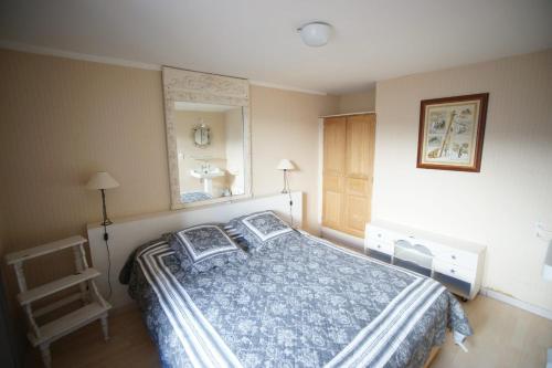 Photo de la galerie de l'établissement Chez Jean Pierre - Couple room in a 17th century house - n 1, à Villar-dʼArêne