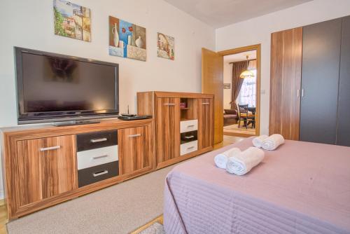 Postel nebo postele na pokoji v ubytování Cozy One-Bedroom apartment with Nature View by Flat Mаnager