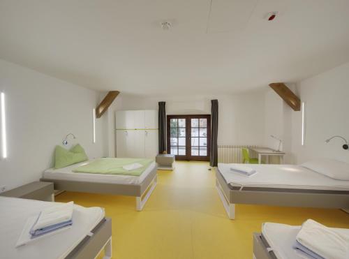 Un pat sau paturi într-o cameră la Hi Hostel Stara Pekara Osijek