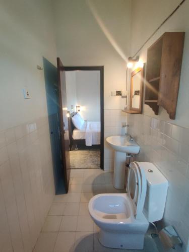 łazienka z toaletą, umywalką i łóżkiem w obiekcie Green Village Negombo w mieście Ettukala