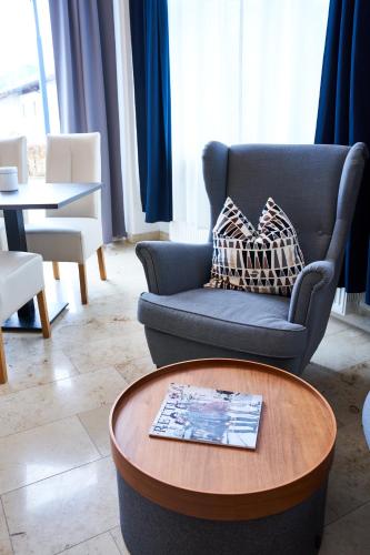 a living room with a couch and a coffee table at Novitel Hotel Kirchheim - München Messe in Kirchheim