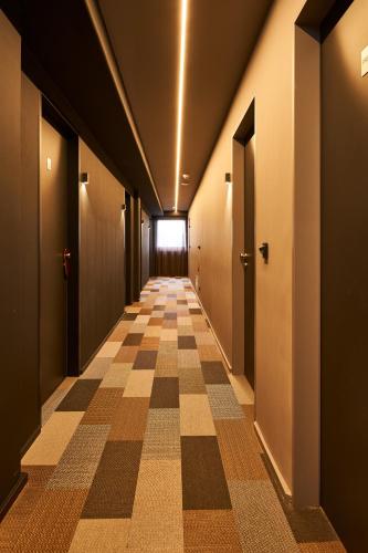 a hallway with a checkered floor in a building at Novitel Hotel Kirchheim - München Messe in Kirchheim