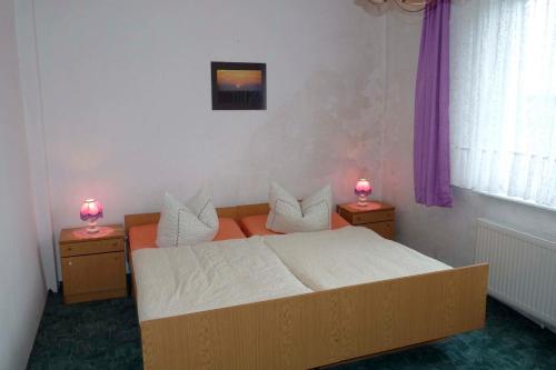 MellenthinにあるFerienwohnung Tor zur Ostsee - a55964のベッドルーム1室(ベッド1台、テーブルにランプ2つ付)