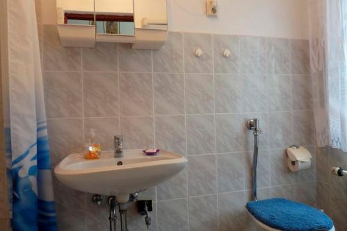 La salle de bains est pourvue d'un lavabo et de toilettes. dans l'établissement Ferienwohnung Tor zur Ostsee - a55964, à Mellenthin