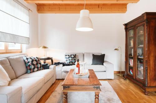 a living room with a couch and a coffee table at mirnockAHOI - familienfreundliches Ferienhaus für 4 Erwachsene, maritimes Bergerlebnis, Panoramablick von Terrasse und Balkon, Carinthia, Millstättersee in Ferndorf