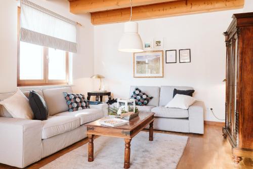 a living room with a couch and a coffee table at mirnockAHOI - familienfreundliches Ferienhaus für 4 Erwachsene, maritimes Bergerlebnis, Panoramablick von Terrasse und Balkon, Carinthia, Millstättersee in Ferndorf
