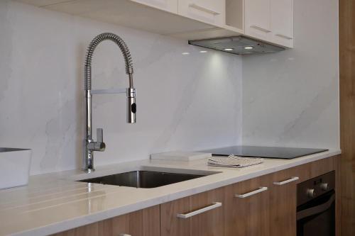 a kitchen with a sink and aaucet at Golf Dreams in San Miguel de Abona
