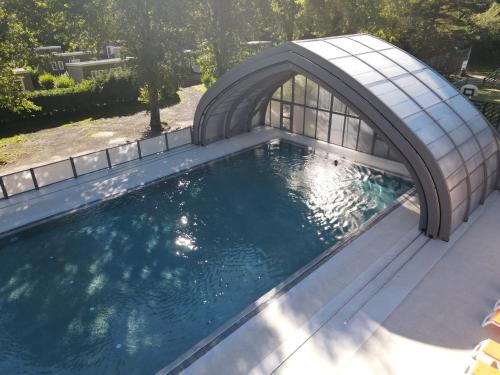 - une piscine avec une arche et une piscine dans l'établissement Camping Domaine du Lac Chambon, à Murol