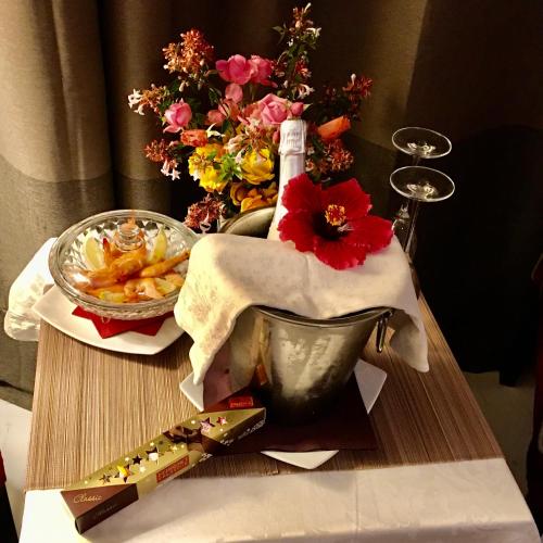 un tavolo sormontato da una ciotola di cibo e fiori di Monte dos Poços ad Aljustrel