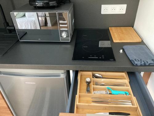 La cuisine est équipée d'un comptoir avec un grille-pain et un four. dans l'établissement Le CUBE, à Boulouris-sur-Mer