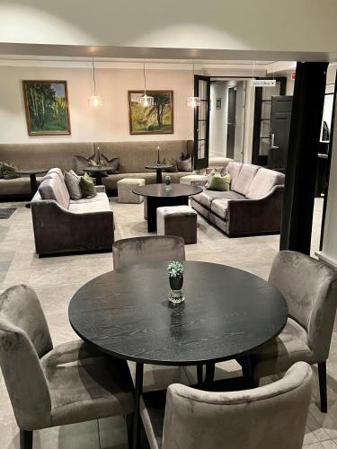 a large living room with a table and chairs at Wilhelmsen House in Tønsberg