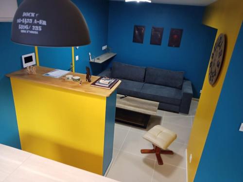 - un modèle de salon avec un canapé et un bureau dans l'établissement Le Madison 2, à Châteauroux