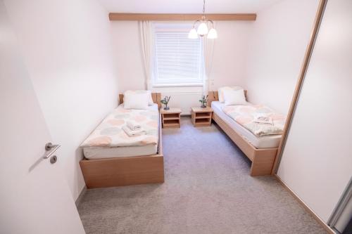 En eller flere senge i et værelse på Lake Bled Apartments