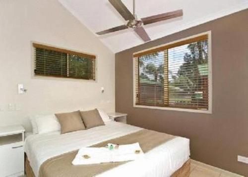 Una cama o camas en una habitación de Lorikeet Holiday Park