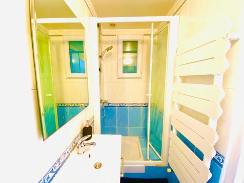 une salle de bain avec un lavabo, un miroir et une baignoire dans l'établissement SPLENDIDE T2 NEUF COOCOONIG AVEC PETIT PATiO, à Sète