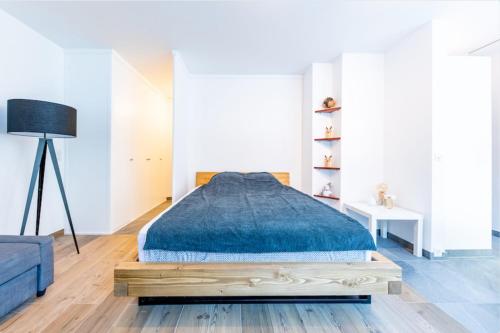 une chambre avec un lit avec une couverture bleue dans l'établissement Charming Studio With Balcony And View In Chamonix, à Chamonix-Mont-Blanc