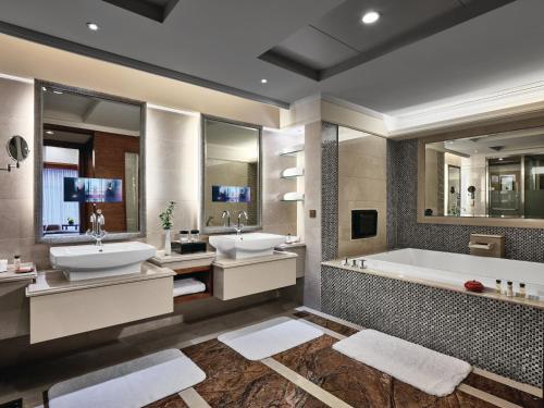 Kylpyhuone majoituspaikassa InterContinental Shenzhen, an IHG Hotel