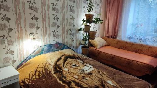 ein Schlafzimmer mit einem Bett mit einem Tiger drauf in der Unterkunft Аренда квартиры или комнат в квартире in Zhmerynka