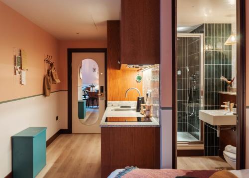 room2 Chiswick Hometel Image