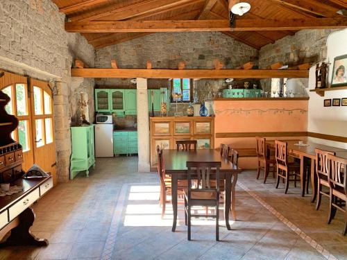 uma cozinha e sala de jantar com mesa e cadeiras em Škerlj Wine Estate em Tomaj