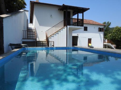 - une piscine en face d'une maison dans l'établissement Travessa Das Quintas, à Baiões