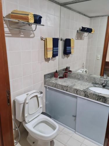 a bathroom with a toilet and a sink at Flat maravilhoso no Centro de Taguatinga - Pistão Sul in Taguatinga