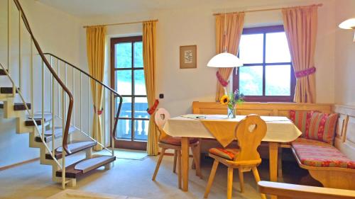 ein Wohnzimmer mit einem Esstisch und Stühlen in der Unterkunft Gschwendtnerhof App17 Blum in Aschau im Chiemgau