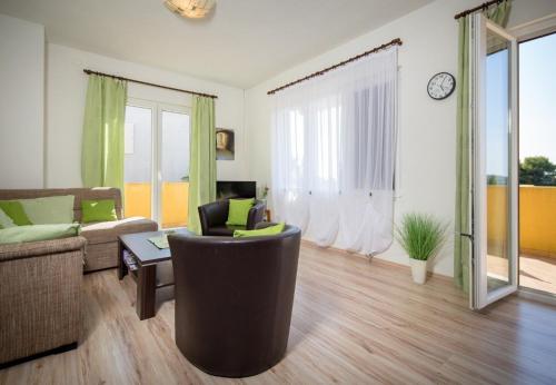 Apartment Draga with Sea View, Terrace & Parking